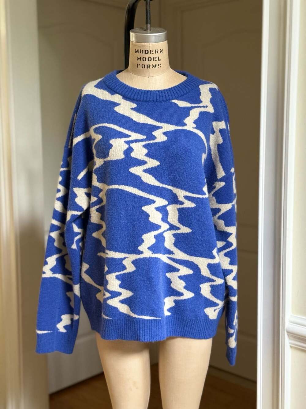 Le Lis Collection Abstract Jacquard Knit Statement Sweater Size L Blue White